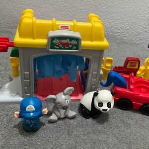 Fisher Price Little People CARWASH Playset 2002 Mechanic Tow Truck, Gas Pump